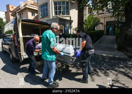 Palermo, Italien. 31. August 2024. Der Körper eines der Opfer des Bayesschen Sinkens wird für CT-Scans (Tomographie) transportiert. (Foto: Antonio Melita/Pacific Press) Credit: Pacific Press Media Production Corp./Alamy Live News Stockfoto