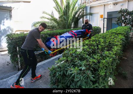 Palermo, Italien. 31. August 2024. Der Körper eines der Opfer des Bayesschen Sinkens wird für CT-Scans (Tomographie) transportiert. (Foto: Antonio Melita/Pacific Press) Credit: Pacific Press Media Production Corp./Alamy Live News Stockfoto