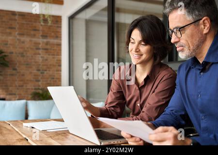 Finanzberater, der den Investor mit einem Laptop bei der Besprechung berät. Stockfoto