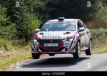 Aberystwyth, Dyfed, Großbritannien. 31. August 2024. 2024 FIA European Rally Championship Day 2; Fahrer Max McRae und Beifahrer Cameron Fair in ihrer Peugeot 208 Rally4 durch Nant Y Moch Stage 5. Credit: Action Plus Sports/Alamy Live News Stockfoto