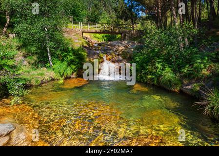 Poza de la Mora Wasserfall (Pozas da Moura), ein kleiner Stausee auf dem Domaio mit Wasser aus dem Fluss Muiños, der zur Gemeinde gehört Stockfoto