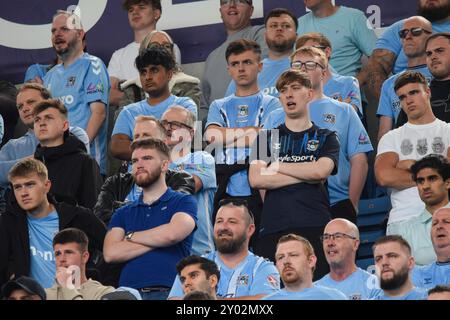 Coventry, Großbritannien. 31. August 2024. Coventry City Fans beobachten das Spiel Coventry City FC gegen Norwich City FC SKY Bet EFL Championship in der Coventry Building Society Arena, Coventry, England, Großbritannien am 31. August 2024 Credit: Every Second Media/Alamy Live News Stockfoto