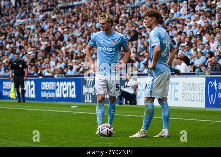 Coventry, Großbritannien. 31. August 2024. Coventry City Mittelfeldspieler Jack Rudoni (5) und Coventry City Mittelfeldspieler Victor Torp (29) stehen am 31. August 2024 in der Coventry Building Society Arena, Coventry, England, Großbritannien über einen Freistoß Stockfoto