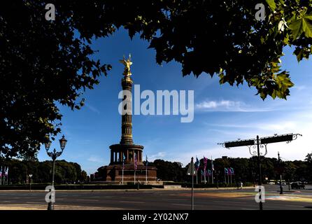 31.08.2024: Strahlt im Sonnenlicht: Die vergoldete Bronzeskulptur Viktoria auf der Berliner Siegessäule. Die Siegessäule auf dem Großen Stern im Tiergarten gehört zu den bedeutendsten Nationaldenkmälern Deutschlands und zählt neben dem Brandenburger Tor zu einer der beliebtesten Sehenswürdigkeiten Berlins. Berlin großer Stern Berlin Deutschland *** 31 08 2024 im Sonnenlicht glitzernd die vergoldete Bronzeskulptur der Victoria auf der Berliner Siegessäule die Siegessäule auf dem Großen Stern im Tiergarten zählt zu den bedeutendsten Nationaldenkmälern Deutschlands und ist neben dem Brandenburger Tor auch ein bedeutendes Nationaldenkmal. Stockfoto