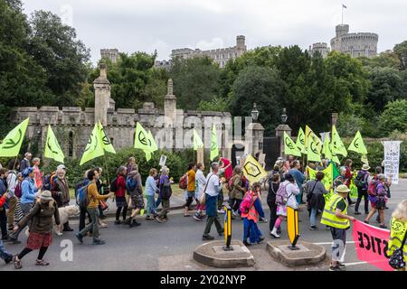 Windsor, Großbritannien. 31. August 2024. Klimaaktivisten der Extinction Rebellion marschieren nach Windsor Castle, um an König Karl III. Briefe über den zweiten von drei Tagen der Aufrüstung der Demokratie zu übermitteln. Die Kampagne „Upgrade Democracy“ von Extinction Rebellion soll die Art und Weise hervorheben, wie die Gewinne der Öl- und Gasunternehmen im Vereinigten Königreich gesichert werden, und die britische Regierung auffordern, eine Bürgerversammlung für Klima- und ökologische Gerechtigkeit zu gründen und von ihr geleitet zu werden. Quelle: Mark Kerrison/Alamy Live News Stockfoto