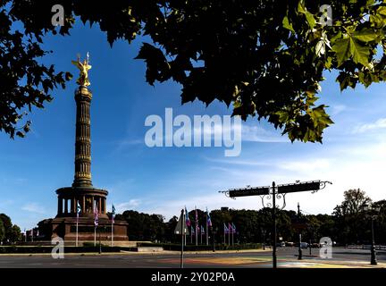 31.08.2024: Strahlt im Sonnenlicht: Die vergoldete Bronzeskulptur Viktoria auf der Berliner Siegessäule. Die Siegessäule auf dem Großen Stern im Tiergarten gehört zu den bedeutendsten Nationaldenkmälern Deutschlands und zählt neben dem Brandenburger Tor zu einer der beliebtesten Sehenswürdigkeiten Berlins. Berlin großer Stern Berlin Deutschland *** 31 08 2024 im Sonnenlicht glitzernd die vergoldete Bronzeskulptur der Victoria auf der Berliner Siegessäule die Siegessäule auf dem Großen Stern im Tiergarten zählt zu den bedeutendsten Nationaldenkmälern Deutschlands und ist neben dem Brandenburger Tor auch ein bedeutendes Nationaldenkmal. Stockfoto