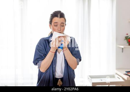 Schließen Sie oben kranke junge Frau, die laufende Nase bläst, Niesen, Papierserviette hält, sich unwohl fühlt, Frau leidet an saisonalen Allergiesymptomen, respi Stockfoto