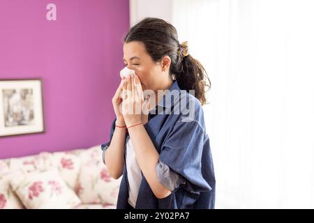 Kranke verärgerte Frau bläst laufende Nase bekam Grippe gefangen Kälte Niesen im Gewebe, kranke allergische Mädchen mit Allergiesymptomen Husten halten Serviette bei hom Stockfoto