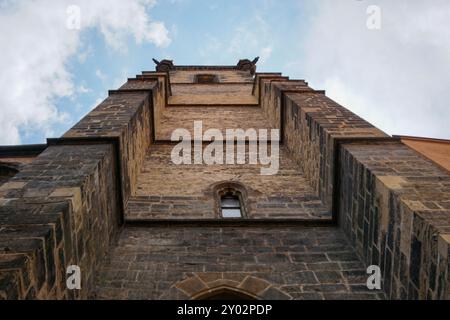 Niedriger Winkel, Blick auf einen alten Turm gegen den Himmel Stockfoto