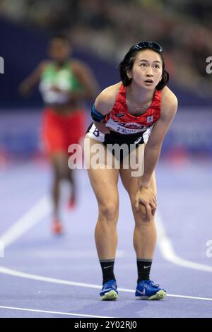 Paris, Ile de France, Frankreich. 30. August 2024. 30. August 2024: SAE TSUJI schaut sich die Anzeigetafel nach der Überquerung der Ziellinie für die 400 m T47 Runde 1 der Frauen bei den Paris Paralympics 2024 an. (Kreditbild: © Mark Edward Harris/ZUMA Press Wire) NUR REDAKTIONELLE VERWENDUNG! Nicht für kommerzielle ZWECKE! Stockfoto