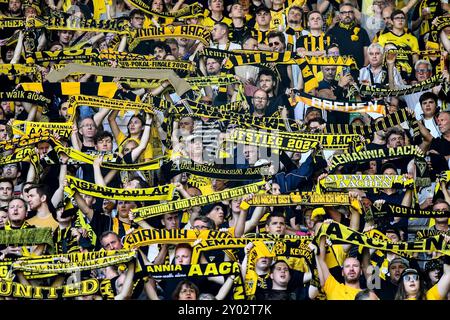 Aachen, Deutschland. 31. August 2024. Aachener Fans, Fans, Publikum, Zuschauer, Stimmung, Atmosphäre, Stadion, 31.08.2024, Aachen (Deutschland), Fussball, 3. Liga, Alemannia Aachen - Erzgebirge Aue, Fussball, 3. LIGA, ALEMANNIA AACHEN - ERZGEBIRGE AUE, DFB/DFL-VORSCHRIFTEN VERBIETEN DIE VERWENDUNG VON FOTOGRAFIEN ALS BILDSEQUENZEN UND/ODER QUASI-VIDEO. Quelle: dpa/Alamy Live News Stockfoto