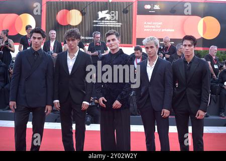 Venedig, Italien. 31. August 2024. VENEDIG, ITALIEN – AUGUST 31: Tim Schaecker, Julien Brown, Luis Freitag, Bene Schulz und Jacob Rott von Elevator Boys besuchen den roten Teppich „Battlefield“ (Campo Di Battaglia) während des 81. Internationalen Filmfestivals von Venedig am 31. August 2024 in Venedig. Quelle: dpa/Alamy Live News Stockfoto