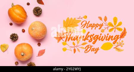 Frische Kürbisse und Herbstdekor auf rosafarbenem Hintergrund. Banner für Thanksgiving Day Stockfoto
