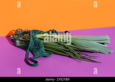 Verschiedene Zwiebelsorten auf farbigem Hintergrund Stockfoto