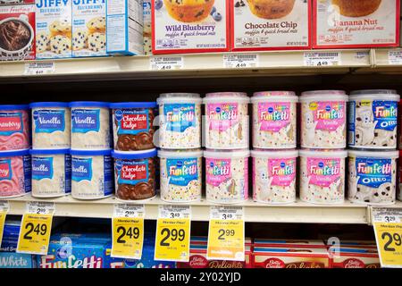 Los Angeles, Kalifornien, USA - 20.05.2022: Eine Ansicht mehrerer Behälter mit Zuckerguss, ausgestellt in einem örtlichen Lebensmittelgeschäft. Stockfoto