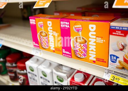 Los Angeles, Kalifornien, USA - 20.05.2022: Eine Ansicht mehrerer Packungen Dunkin' Donuts Kaffeesahne, die in einem örtlichen Lebensmittelgeschäft ausgestellt werden. Stockfoto