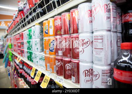 Los Angeles, Kalifornien, USA - 20.05.2022: Ein Blick auf mehrere beliebte Marken von Mini-Dose-Limonaden, ausgestellt in einem örtlichen Lebensmittelgeschäft. Stockfoto