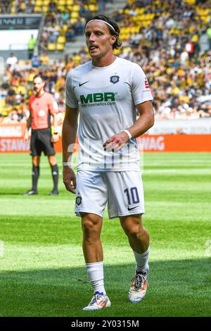 Aachen, Deutschland. 31. August 2024. Mirnes Pepic (Aue, 10), Freisteller, Ganzkörper, Einzelbild, Aktion, 31.08.2024, Aachen (Deutschland), Fussball, 3. Liga, Alemannia Aachen - Erzgebirge Aue, Fussball, 3. LIGA, ALEMANNIA AACHEN - ERZGEBIRGE AUE, DFB/DFL-VORSCHRIFTEN VERBIETEN DIE VERWENDUNG VON FOTOGRAFIEN ALS BILDSEQUENZEN UND/ODER QUASI-VIDEO. Quelle: dpa/Alamy Live News Stockfoto