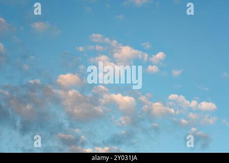 Tapetenhintergrund von Cumuluswolken an einem blauen Himmel während der Dämmerung. Stockfoto