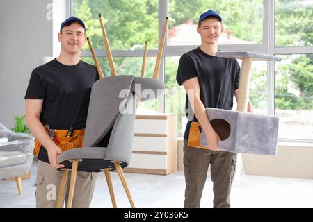 Lader mit Stühlen in einem stilvollen Zimmer Stockfoto