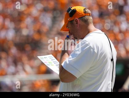 31. August 2024: Tennessee Volunteers Head Coach Josh Heupel während des NCAA Football Spiels zwischen den University of Tennessee Volunteers und den Chattanooga MOCs im Neyland Stadium in Knoxville, TN Tim Gangloff/CSM (Credit Image: © Cal Sport Media) Stockfoto