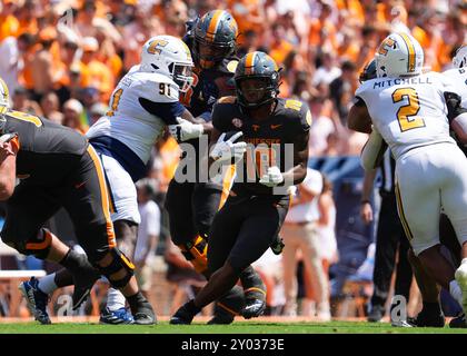 31. August 2024: Tennessee Volunteers Running Back DeSean Bishop #18 spielt den Ball während des NCAA-Fußballspiels zwischen den University of Tennessee Volunteers und den Chattanooga MOCs im Neyland Stadium in Knoxville, TN Tim Gangloff/CSM Stockfoto