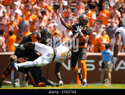 31. August 2024: Tennessee Volunteers Quarterback Nico Iamaleava #8 wirft den Ball während des NCAA-Fußballspiels zwischen den University of Tennessee Volunteers und den Chattanooga MOCs im Neyland Stadium in Knoxville, TN Tim Gangloff/CSM Stockfoto