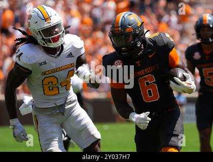 31. August 2024: Tennessee Volunteers Running Back Dylan Sampson #6 spielt den Ball während des NCAA-Fußballspiels zwischen den University of Tennessee Volunteers und den Chattanooga MOCs im Neyland Stadium in Knoxville, TN Tim Gangloff/CSM Stockfoto