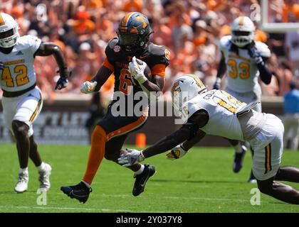 31. August 2024: Tennessee Volunteers Running Back Dylan Sampson #6 spielt den Ball während des NCAA-Fußballspiels zwischen den University of Tennessee Volunteers und den Chattanooga MOCs im Neyland Stadium in Knoxville, TN Tim Gangloff/CSM Stockfoto