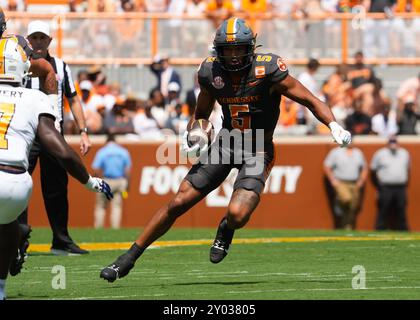 31. August 2024: Tennessee Volunteers Wide Receiver Bru McCoy #5 spielt den Ball während des NCAA-Fußballspiels zwischen den University of Tennessee Volunteers und den Chattanooga MOCs im Neyland Stadium in Knoxville, TN Tim Gangloff/CSM Stockfoto