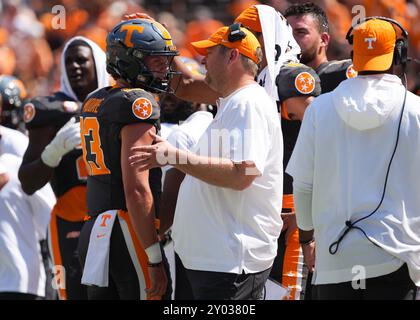 31. August 2024: Josh Heupel, Cheftrainer der Tennessee Volunteers, spricht mit Quarterback Gaston Moore #13 während des NCAA-Fußballspiels zwischen den University of Tennessee Volunteers und den Chattanooga MOCs im Neyland Stadium in Knoxville, TN Tim Gangloff/CSM Stockfoto