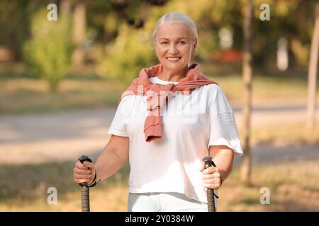 Reife Frau mit Wanderstöcken im Park, Nahaufnahme Stockfoto