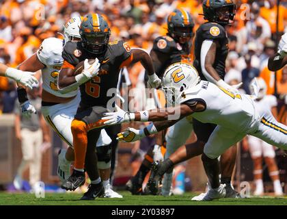 31. August 2024: Tennessee Volunteers Running Back Dylan Sampson #6 spielt den Ball während des NCAA-Fußballspiels zwischen den University of Tennessee Volunteers und den Chattanooga MOCs im Neyland Stadium in Knoxville, TN Tim Gangloff/CSM Stockfoto
