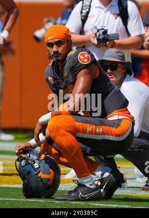 31. August 2024: Tennessee Volunteers Quarterback Nico Iamaleava #8 vor dem NCAA Football Spiel zwischen den University of Tennessee Volunteers und den Chattanooga MOCs im Neyland Stadium in Knoxville, TN Tim Gangloff/CSM Stockfoto
