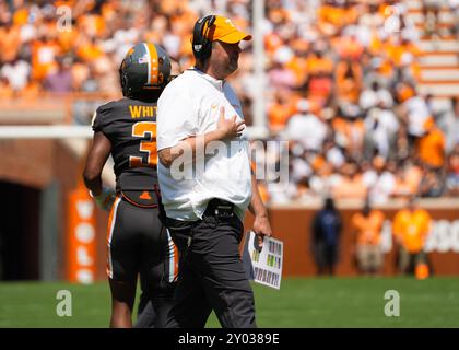 31. August 2024: Tennessee Volunteers Head Coach Josh Heupel während des NCAA Football Spiels zwischen den University of Tennessee Volunteers und den Chattanooga MOCs im Neyland Stadium in Knoxville, TN Tim Gangloff/CSM Stockfoto