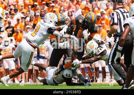 31. August 2024: Tennessee Volunteers Running Back Dylan Sampson #6 spielt den Ball während des NCAA-Fußballspiels zwischen den University of Tennessee Volunteers und den Chattanooga MOCs im Neyland Stadium in Knoxville, TN Tim Gangloff/CSM Stockfoto