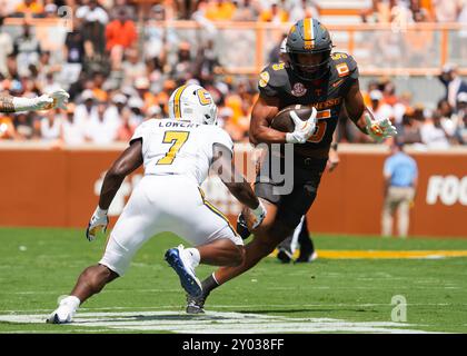 31. August 2024: Tennessee Volunteers Wide Receiver Bru McCoy #5 spielt den Ball während des NCAA-Fußballspiels zwischen den University of Tennessee Volunteers und den Chattanooga MOCs im Neyland Stadium in Knoxville, TN Tim Gangloff/CSM Stockfoto