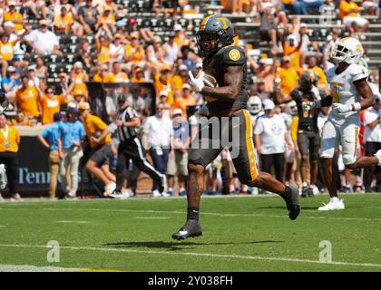31. August 2024: Tennessee Volunteers Running Back DeSean Bishop #18 spielt den Ball während des NCAA-Fußballspiels zwischen den University of Tennessee Volunteers und den Chattanooga MOCs im Neyland Stadium in Knoxville, TN Tim Gangloff/CSM Stockfoto