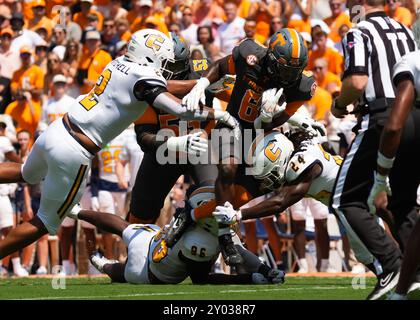 31. August 2024: Tennessee Volunteers Running Back Dylan Sampson #6 spielt den Ball während des NCAA-Fußballspiels zwischen den University of Tennessee Volunteers und den Chattanooga MOCs im Neyland Stadium in Knoxville, TN Tim Gangloff/CSM Stockfoto