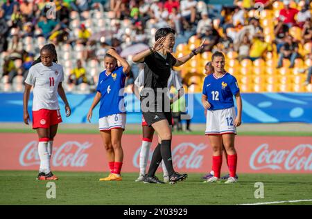 Medelin, Kolumbien. 31. August 2024. Schiedsrichter FIFA Dong Fangyu (CHN), beim Spiel der Gruppe B FIFA U-20-Frauen-Weltmeisterschaft Kolumbien 2024 zwischen Frankreich und Kanada, am 31. August 2024 im Atanasio Girardot Stadion in Medelin. Foto: Jose Pino/DiaEsportivo/Alamy Live News Credit: DiaEsportivo/Alamy Live News Stockfoto