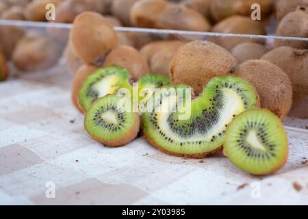 Ein Blick auf eine Ausstellung herzförmiger Kiwis, die auf einem lokalen Bauernmarkt in Los Angeles, Kalifornien, zu sehen ist. Stockfoto