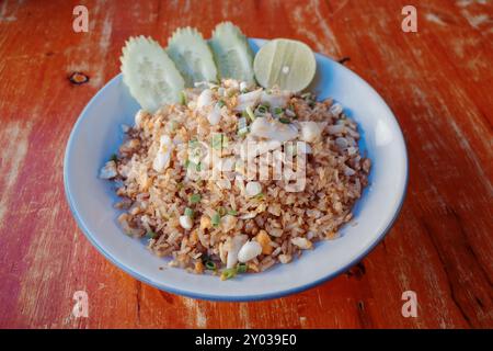 Aus nächster Nähe sehen Sie eine köstliche Portion thailändischen Krabbenreis, garniert mit gehackten grünen Zwiebeln. Stockfoto