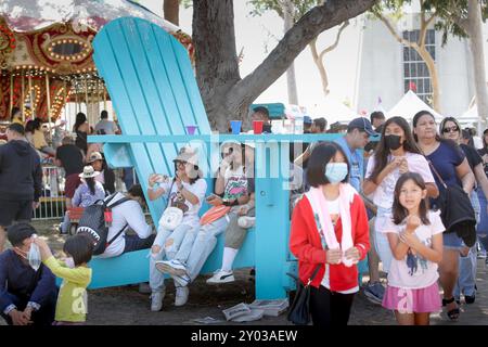 Garden Grove, Kalifornien, Vereinigte Staaten - 05-30-2022: Ein Blick auf die Menschen, die die Action des Strawberry Festivals genießen. Stockfoto