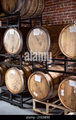 Los Angeles, Kalifornien, USA - 20. Mai 2022: Blick auf eine Reihe von Whiskey-Fässern in einem Keller. Stockfoto
