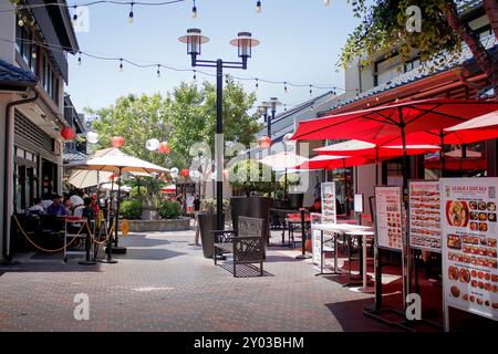 Los Angeles, Kalifornien, USA - 20.05.2022: Ein Blick auf ein Volk, das durch Little Tokyo spaziert. Stockfoto