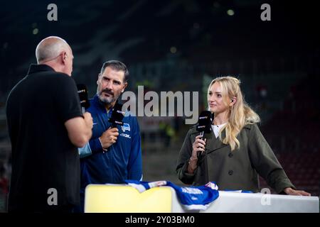 Katharina Kleinfeldt (Sport1 TV Moderatorin) mit Mario Basler (Ex Fußballspieler, TV Experte), Cristian Fiel (Hertha BSC Berlin, Trainer), GER, FC Kaiserslautern (FCK) vs Hertha BSC Berlin (BSC), Fussball 2. Bundesliga, 4. Spieltag, Saison 2024/2025, 31.08.2024 DFB/DFL-Vorschriften verbieten jede Verwendung von Fotografien als Bildsequenzen und/oder Quasi-Video Foto: Eibner-Pressefoto/Michael Memmler Stockfoto