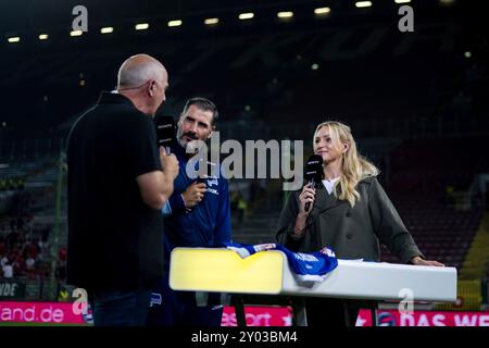 Katharina Kleinfeldt (Sport1 TV Moderatorin) mit Mario Basler (Ex Fußballspieler, TV Experte), Cristian Fiel (Hertha BSC Berlin, Trainer), GER, FC Kaiserslautern (FCK) vs Hertha BSC Berlin (BSC), Fussball 2. Bundesliga, 4. Spieltag, Saison 2024/2025, 31.08.2024 DFB/DFL-Vorschriften verbieten jede Verwendung von Fotografien als Bildsequenzen und/oder Quasi-Video Foto: Eibner-Pressefoto/Michael Memmler Stockfoto