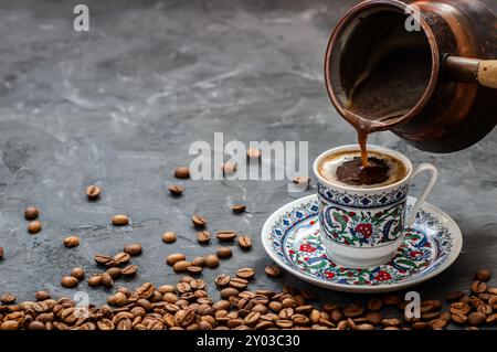 Türkisches Kaffeekonzept, Tasse Kaffee mit Kaffeebohnen auf rustikalem Hintergrund Stockfoto