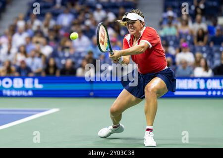 Flushing Meadow, Usa. 31. August 2024. Anastasia Pawlyuchenkova aus Russland gibt einen Ball an OIga Swiatek aus Polen in der dritten Runde im Arthur Ashe Stadium der US Open Tennis Championships 2024 im USTA Billie Jean King National Tennis Center am Samstag, den 31. August 2024 in New York City zurück. Foto: Corey Sipkin/UPI Credit: UPI/Alamy Live News Stockfoto