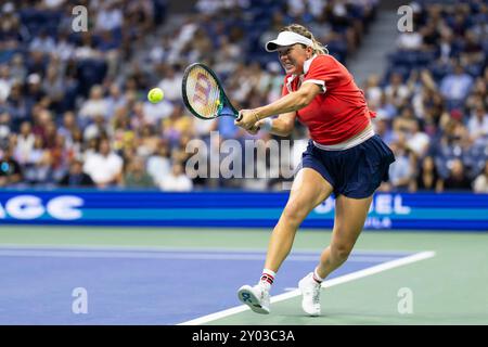 Flushing Meadow, Usa. 31. August 2024. Anastasia Pawlyuchenkova aus Russland gibt einen Ball an OIga Swiatek aus Polen in der dritten Runde im Arthur Ashe Stadium der US Open Tennis Championships 2024 im USTA Billie Jean King National Tennis Center am Samstag, den 31. August 2024 in New York City zurück. Foto: Corey Sipkin/UPI Credit: UPI/Alamy Live News Stockfoto